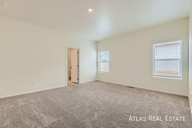 Building Photo - 987 Cascade Falls St