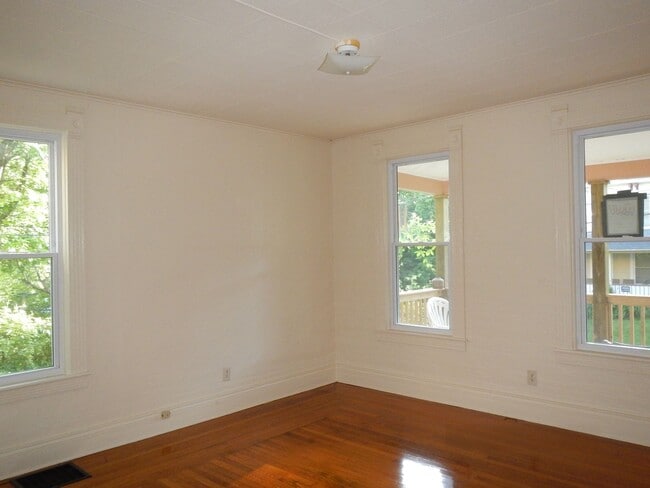 Building Photo - AVAILABLE 6/1/2026 Beautiful First Floor A...