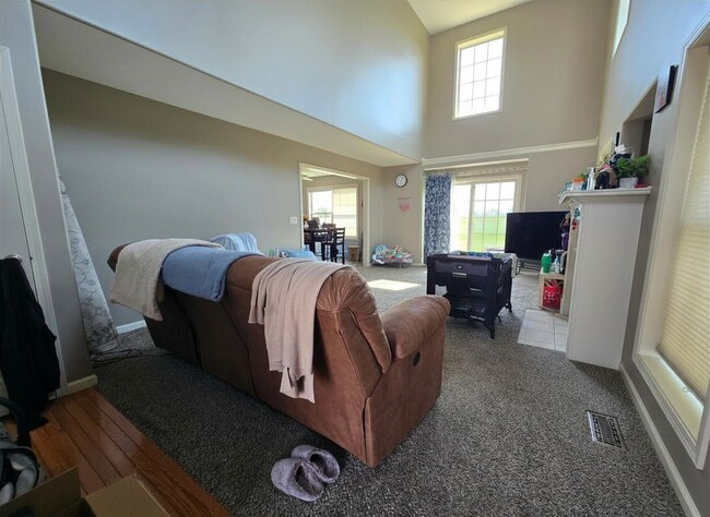 Building Photo - 3 Bedroom Duplex in Normal!