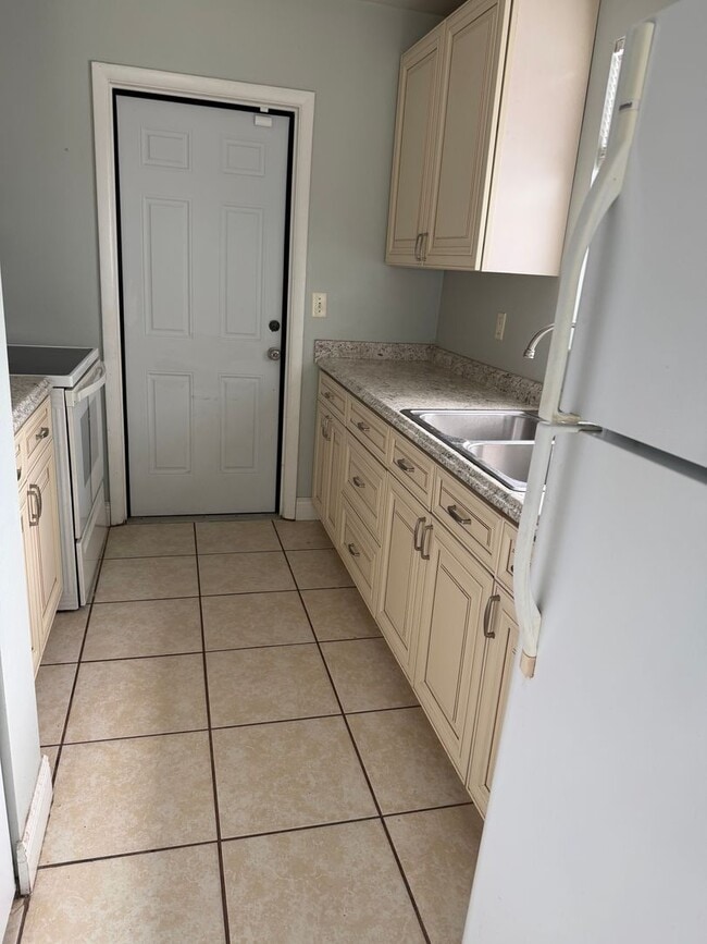 Building Photo - Three bedrooms one bath Deltona