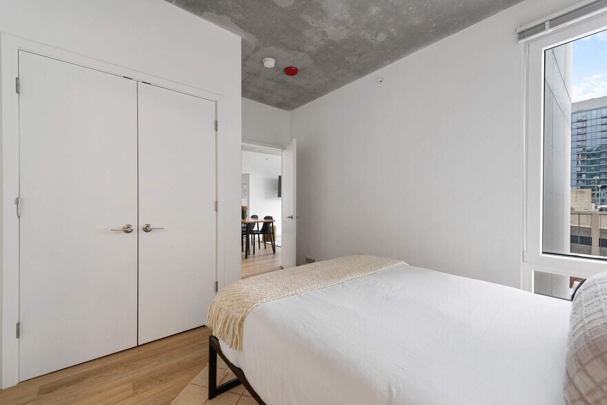 Building Photo - 853 W Blackhawk St