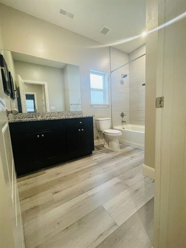 Building Photo - Desert Color Townhome!