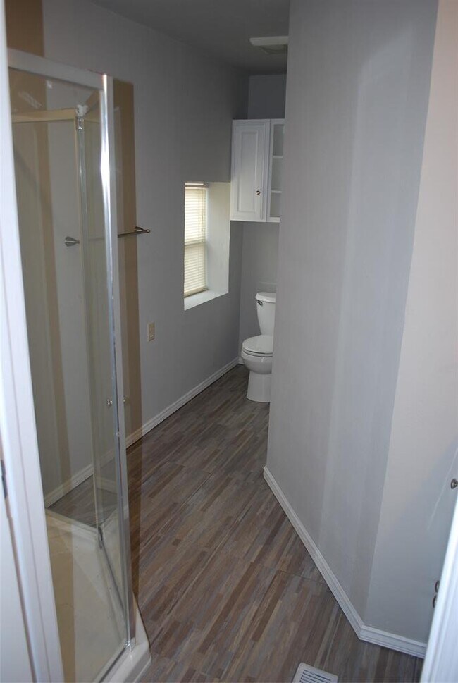 Building Photo - 1701 Parkview Terrace