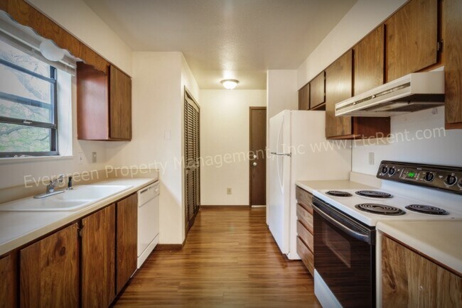 Building Photo - 904-906 Camelot Ct.