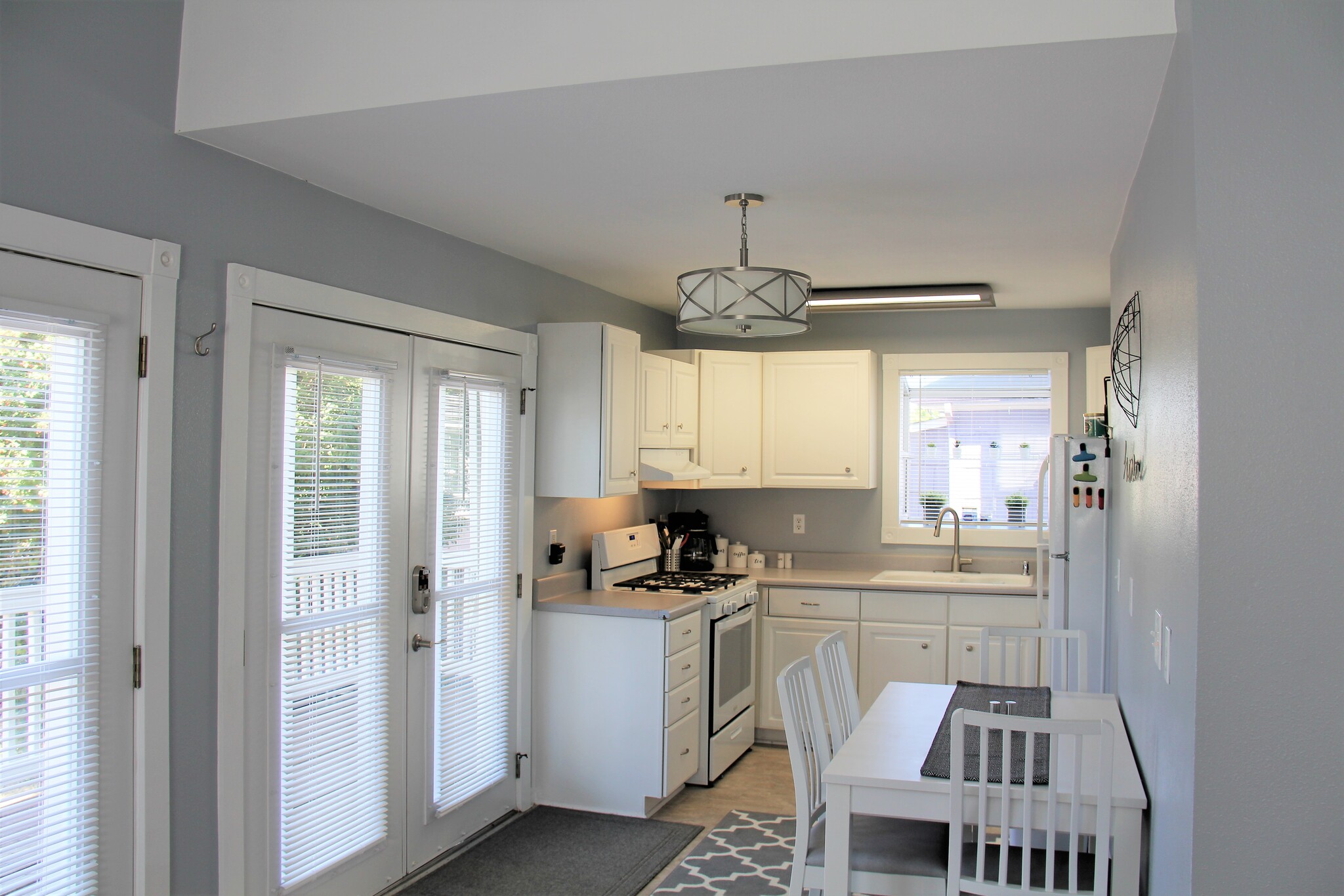 Building Photo - 820 S Junett St