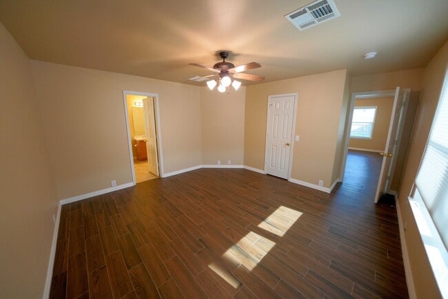Building Photo - Immaculately upgraded and maintained home now available in Cibolo! Realtor Commission: $550