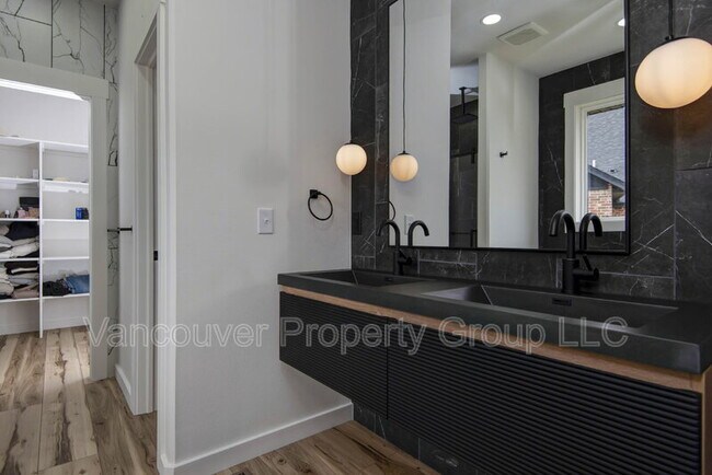 Building Photo - 5075 E Ferdinand Ct