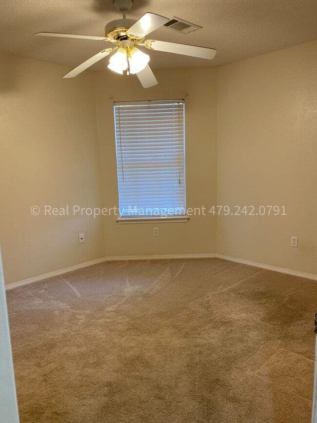 Building Photo - 6005 Sandy Parker Ct