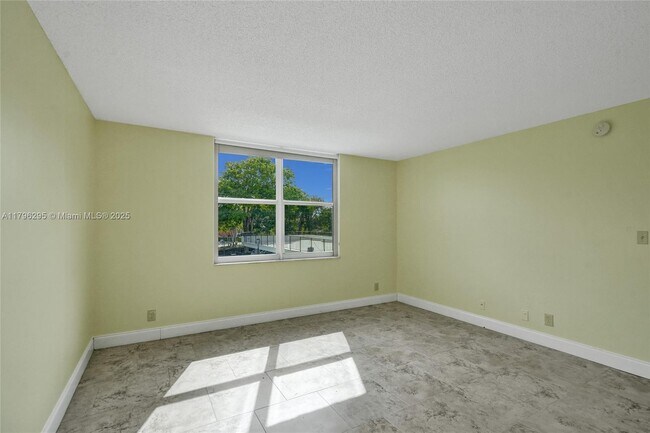 Building Photo - 1800 N Andrews Ave
