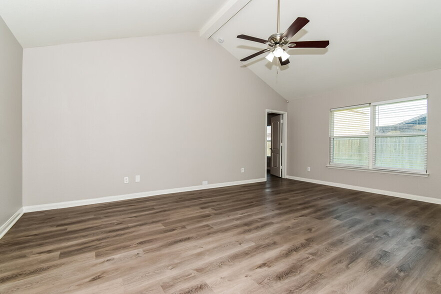Building Photo - 1327 Chapman Dr