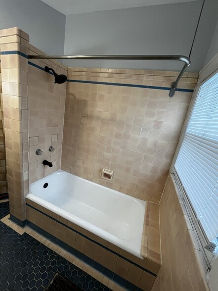 Bathroom - 319 W Dutton St