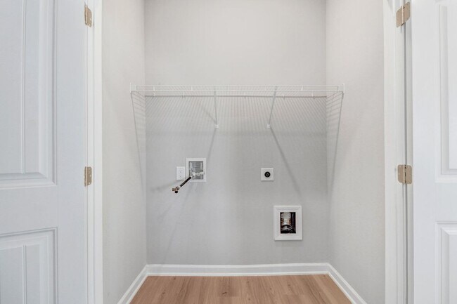 Building Photo - DRAKE ESTATES 3 BR | 2 BA Townhome w/ 2-Ca...