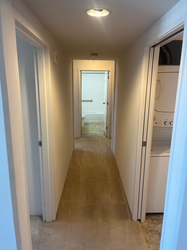 Building Photo - 2 Bedroom, 1.5 Bath, 1 Parking Close to Everything
