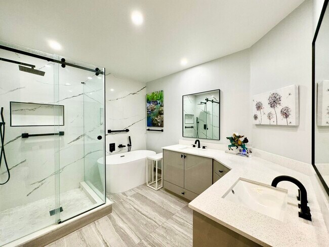 Building Photo - 5135 Floria Dr