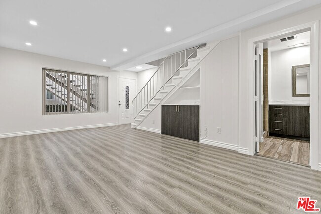 Building Photo - 330 E Dryden St