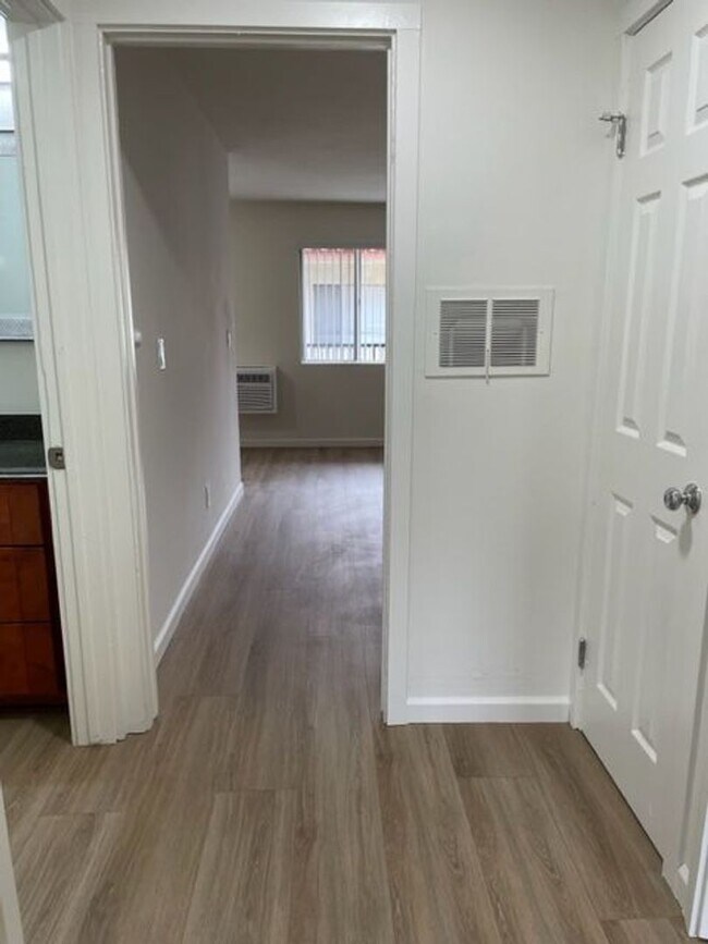 Building Photo - Beautiful 2 Bedroom Apartment in Whittier with Move in Special