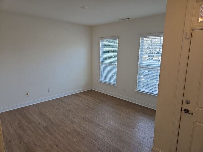 Building Photo - Virginia Beach living at its BEST!