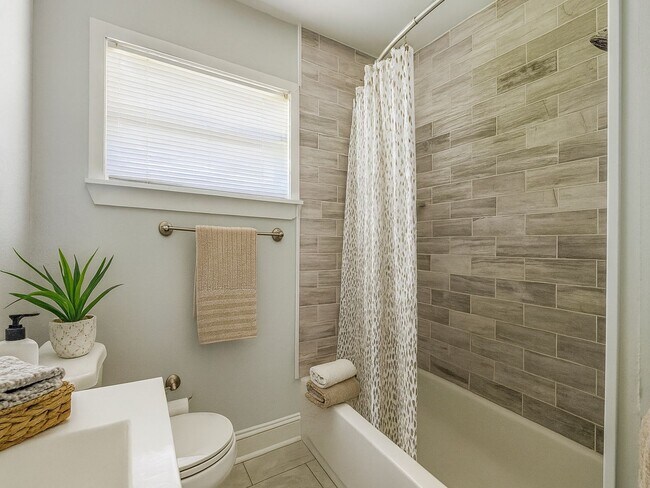 Building Photo - Charming 4BR/2BA Home in Dallas