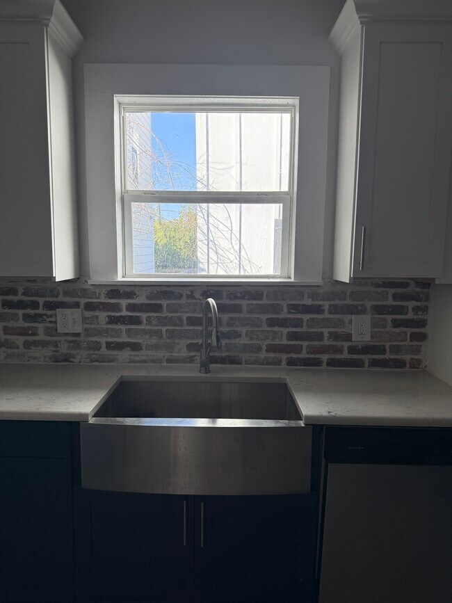 Building Photo - 814 Iowa St