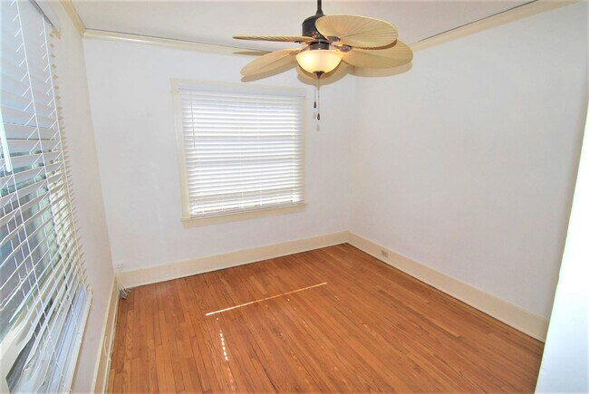 Building Photo - Charming Upstairs 1BR with Vintage Appeal in Alamitos Beach