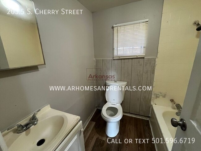 Building Photo - 203.5 S Cherry St