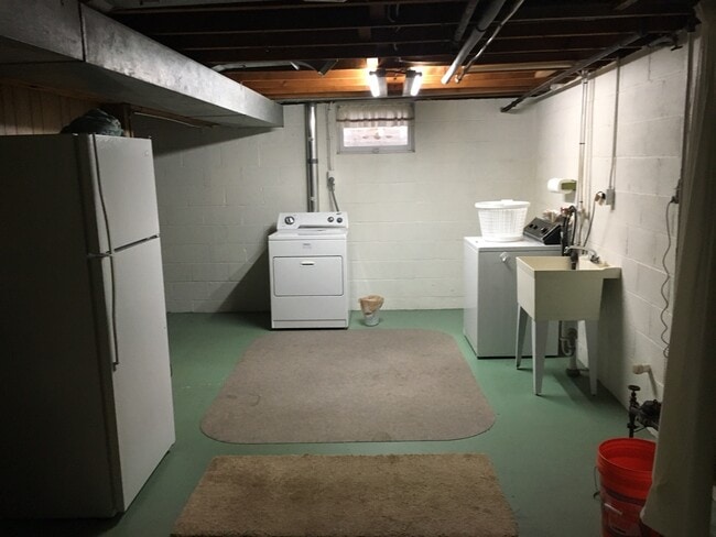 Building Photo - Great Home W/Detached Garage, Close to Campus!