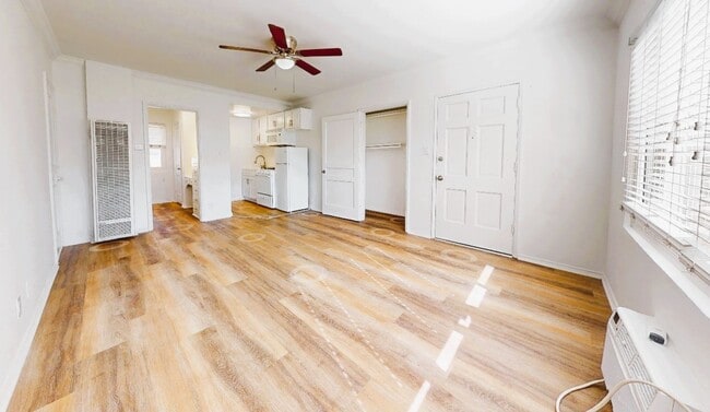Interior Photo - 1136-1160 N. El Centro Ave
