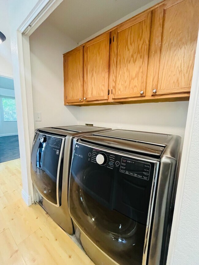 Building Photo - $2450 - 3 Bed/2 Bath Home in a Beautiful Neighborhood