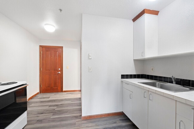 Building Photo - 403 1/2 Garfield St S-19