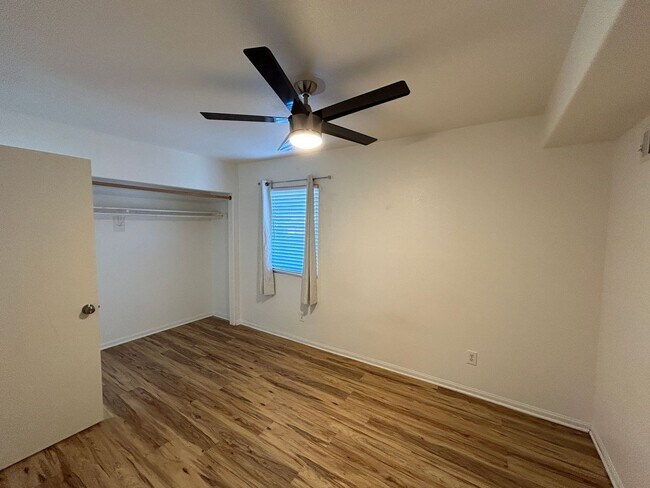 Building Photo - MASSIVE 6 bed 3 bath house in Prime Locati...