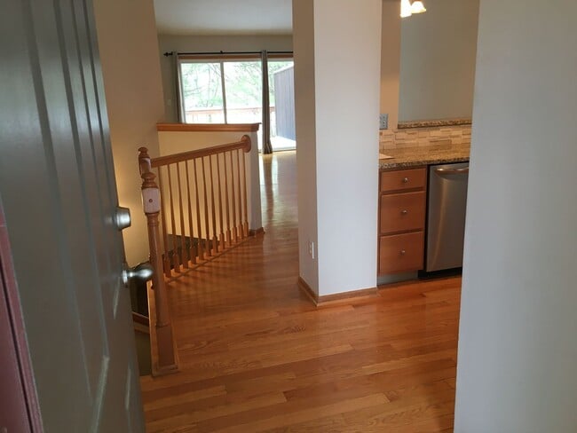 Building Photo - Adorable 2 bed 2 bath in Forest Hills Dist...