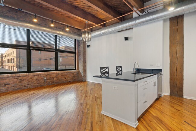 Building Photo - 1040 W Adams St