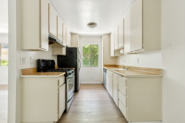 Building Photo - Newly Renovated 1BD Condo Available Soon! ...