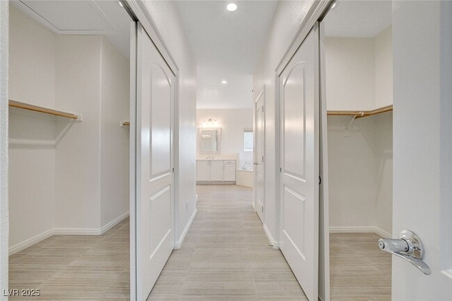 Building Photo - 1068 Riddle Glen St