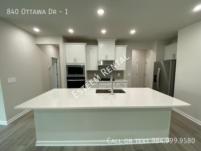Building Photo - 840 Ottawa Dr