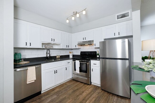 Mandarin Bay Apartments - Kitchen - Mandarin Bay Apartments