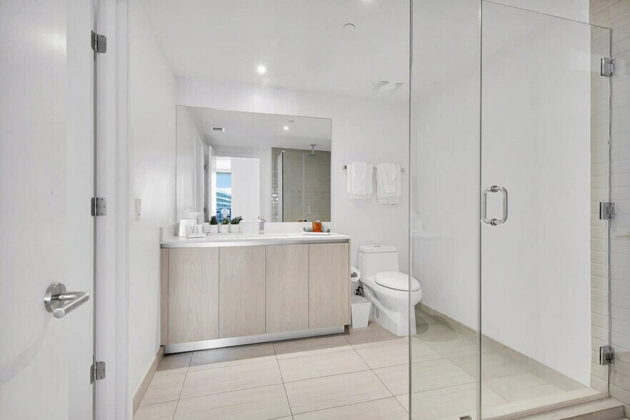 Building Photo - 4010 S Ocean Dr