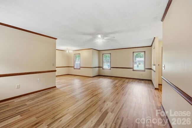 Building Photo - 6299 Spring Ct Ln