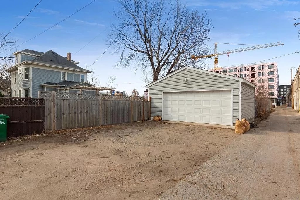 Building Photo - 3017 Harriet Ave