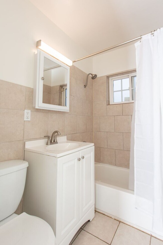 Building Photo - Refreshed 2 Bed/1 Bath Single Family Home ...