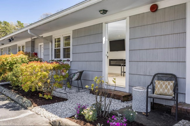 Building Photo - 253 Main St