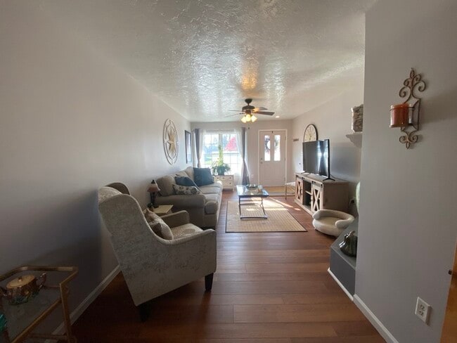 Building Photo - Gorgeous 3 bedroom 2.5 bath with one stall detached garage and fenced in backyard for rent!