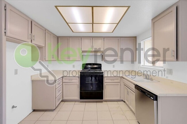Building Photo - 10 Dempster Ct