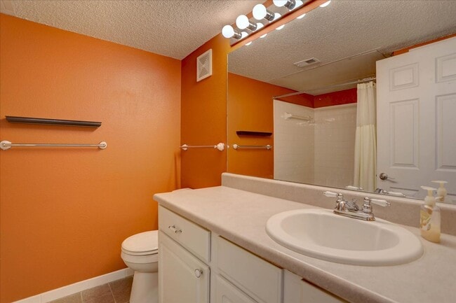 Building Photo - Beautiful 2bed/2bath/1car garage in Louisv...