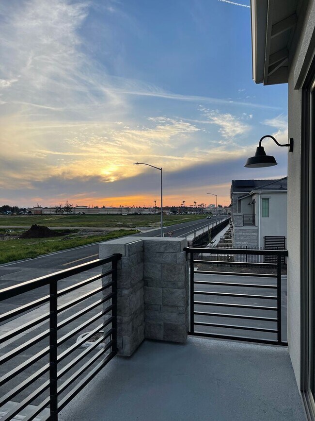 Building Photo - Modern Clovis Town Home, 2BR/2BA, CUSD w/ Solar