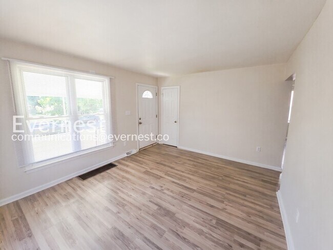 Building Photo - 3 Bed/2.5 Bath Home with Detached Garage / Pet-Friendly / Vouchers Accepted / Available Now!