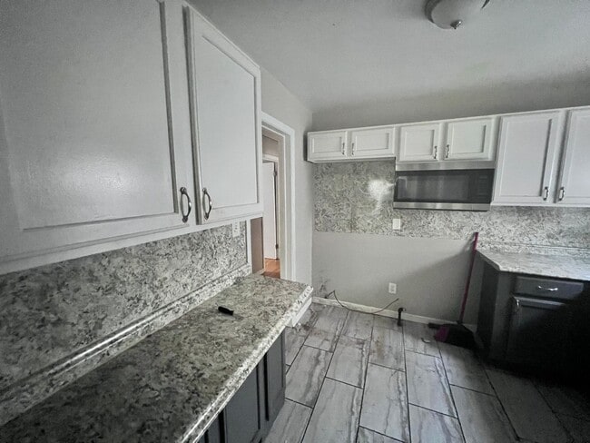 Building Photo - 20261 Glastonbury Rd