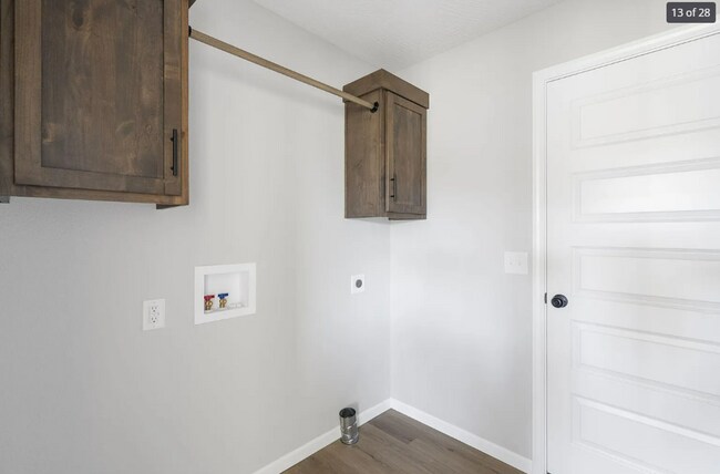 Building Photo - GORGEOUS 4 BED 2 BATH