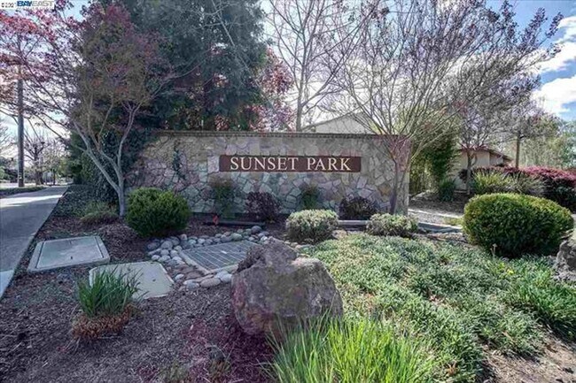 Building Photo - Gorgeous Walnut Creek Townhome 2 bedroom, 2.5 bath with 1 car garage in Sunset Park