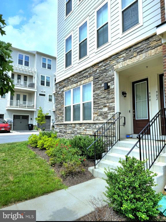 Building Photo - 902 California Dr